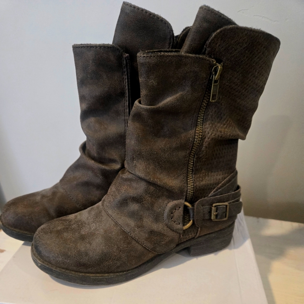 Cute brown mid length boots